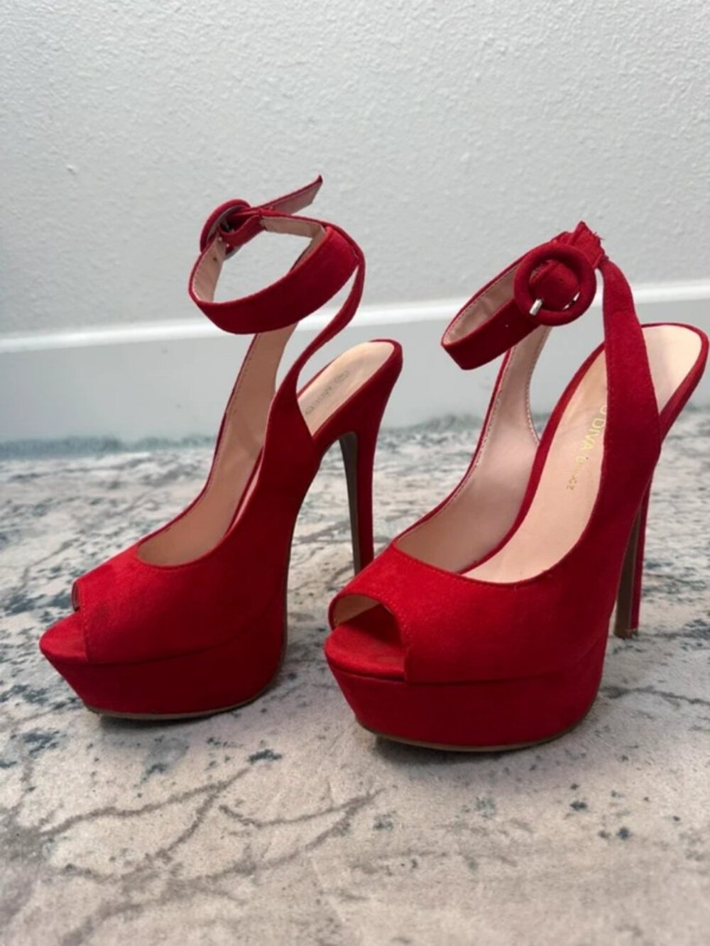 Red heels - Picture 2 of 5